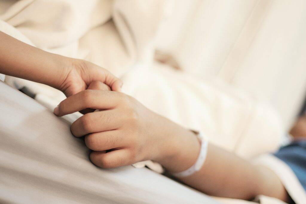 hands-of-patients-and-relatives-N6EXJLD-1024x683 hands-of-patients-and-relatives-N6EXJLD-1024x683