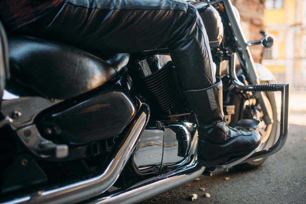 vintage-chopper-with-chrome-elements-bikers-KH2PD6E-1024x684 vintage-chopper-with-chrome-elements-bikers-KH2PD6E-1024x684