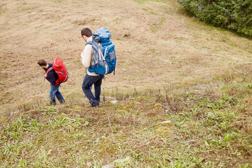 friends-with-backpacks-hiking-PC4EFNK-1024x683 friends-with-backpacks-hiking-PC4EFNK-1024x683