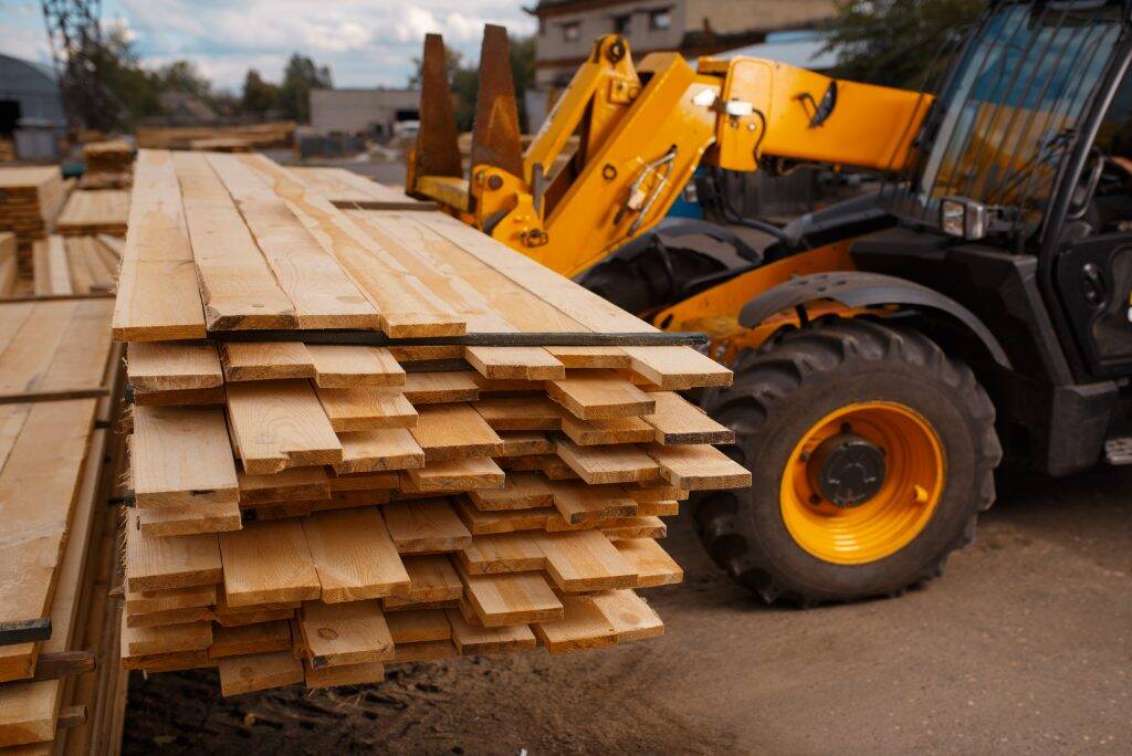 forklift-loads-the-boards-in-the-lumber-yard-CRGB9PK-1024x684 forklift-loads-the-boards-in-the-lumber-yard-CRGB9PK-1024x684