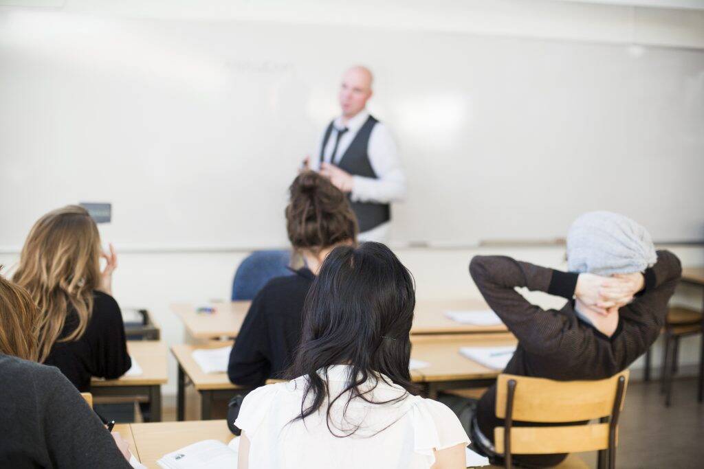 professor-teaching-in-classroom-at-high-school-A8XCEH9-1024x683 professor-teaching-in-classroom-at-high-school-A8XCEH9-1024x683
