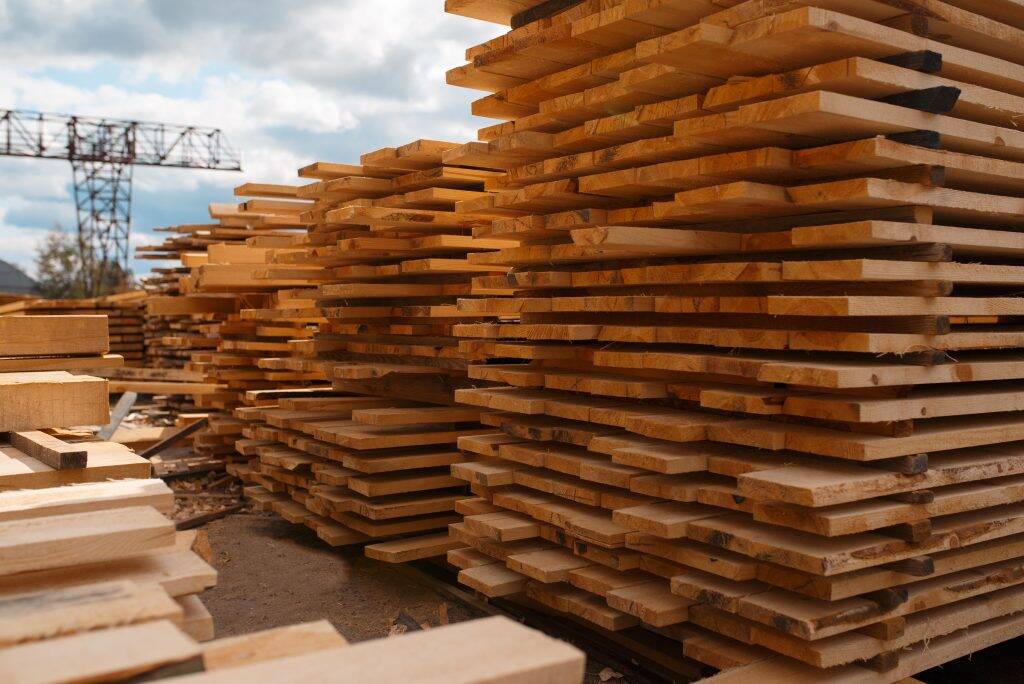 stacks-of-boards-on-timber-mill-warehouse-852G6UN-1024x684 stacks-of-boards-on-timber-mill-warehouse-852G6UN-1024x684