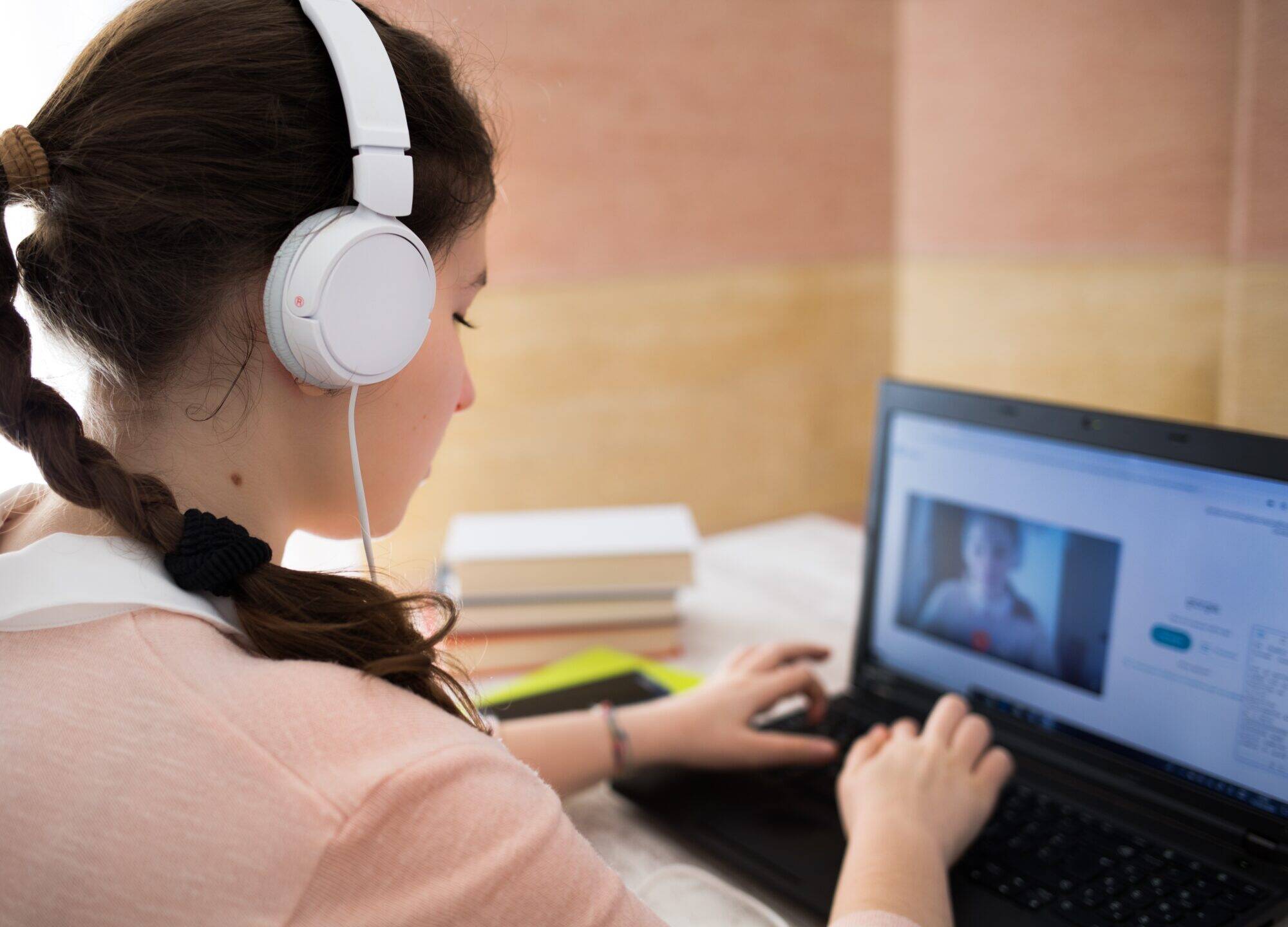 Étudiante devant son ordinateur Étudiante devant son ordinateur
