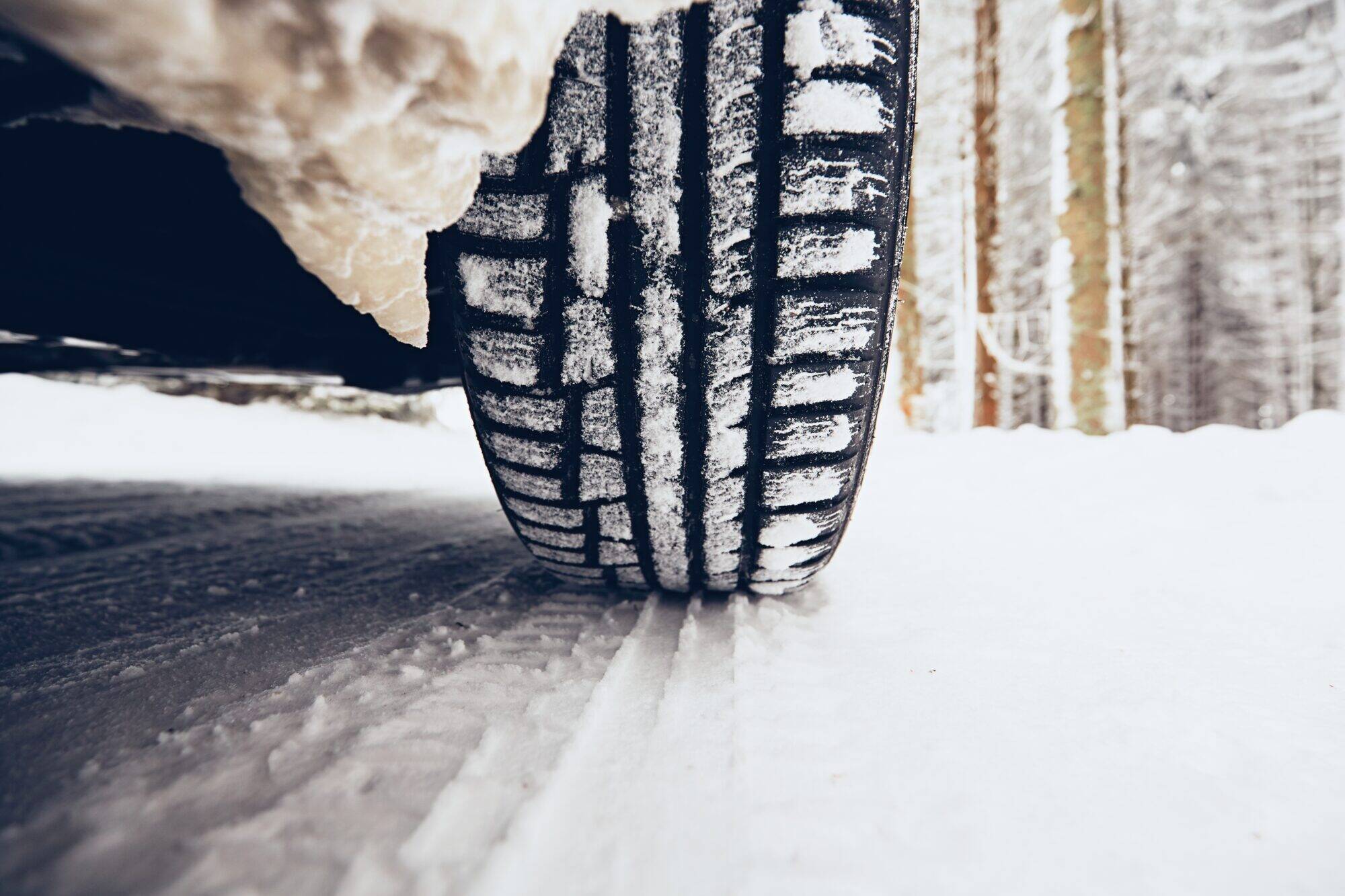 Pneus d'hiver sur une route enneigée Pneus d'hiver sur une route enneigée
