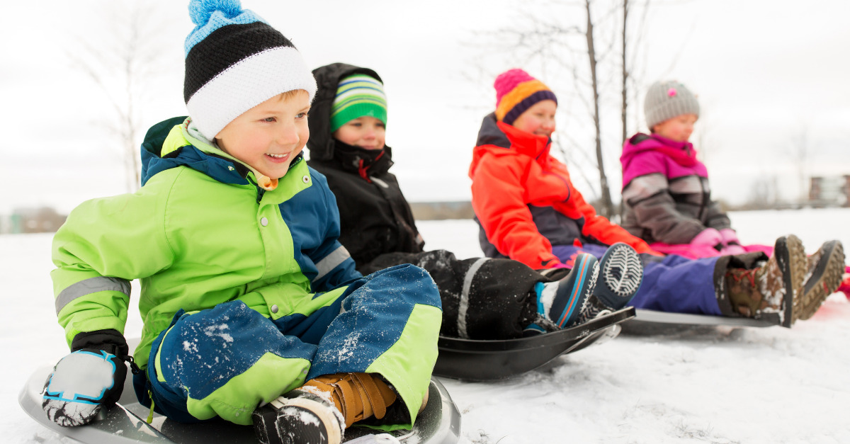 Enfants-glissade-neige-hiver