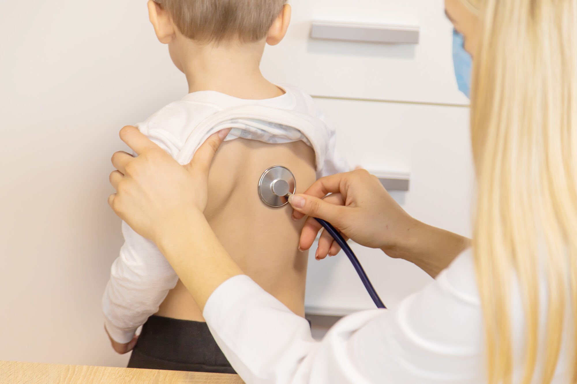 Enfant examiné par un médecin