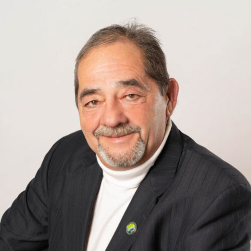 Photo de face, maire de Blue Sea, Laurent Fortin avec veston noir et col roulé blanc