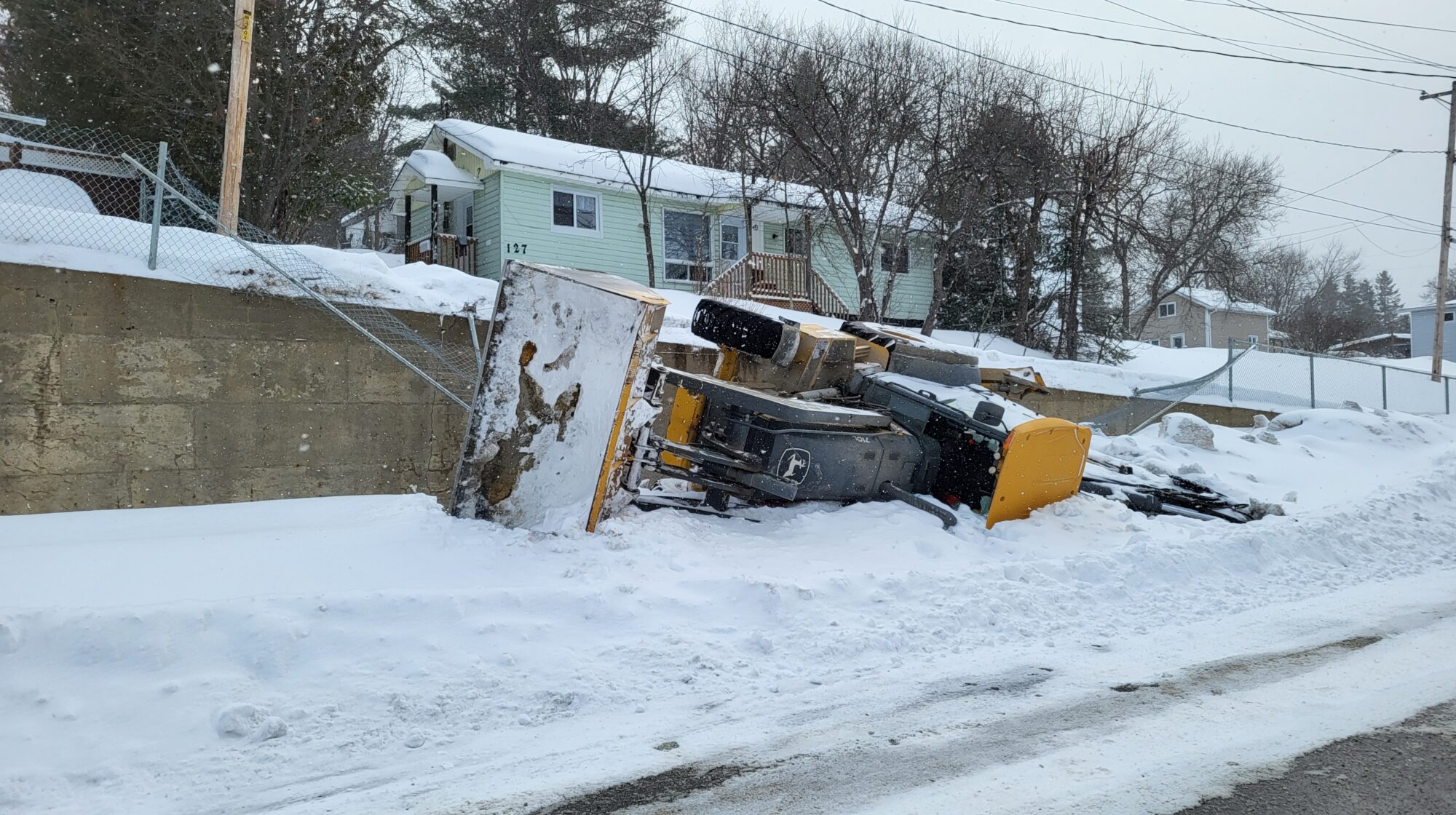Rétrocaveuse tombée neige