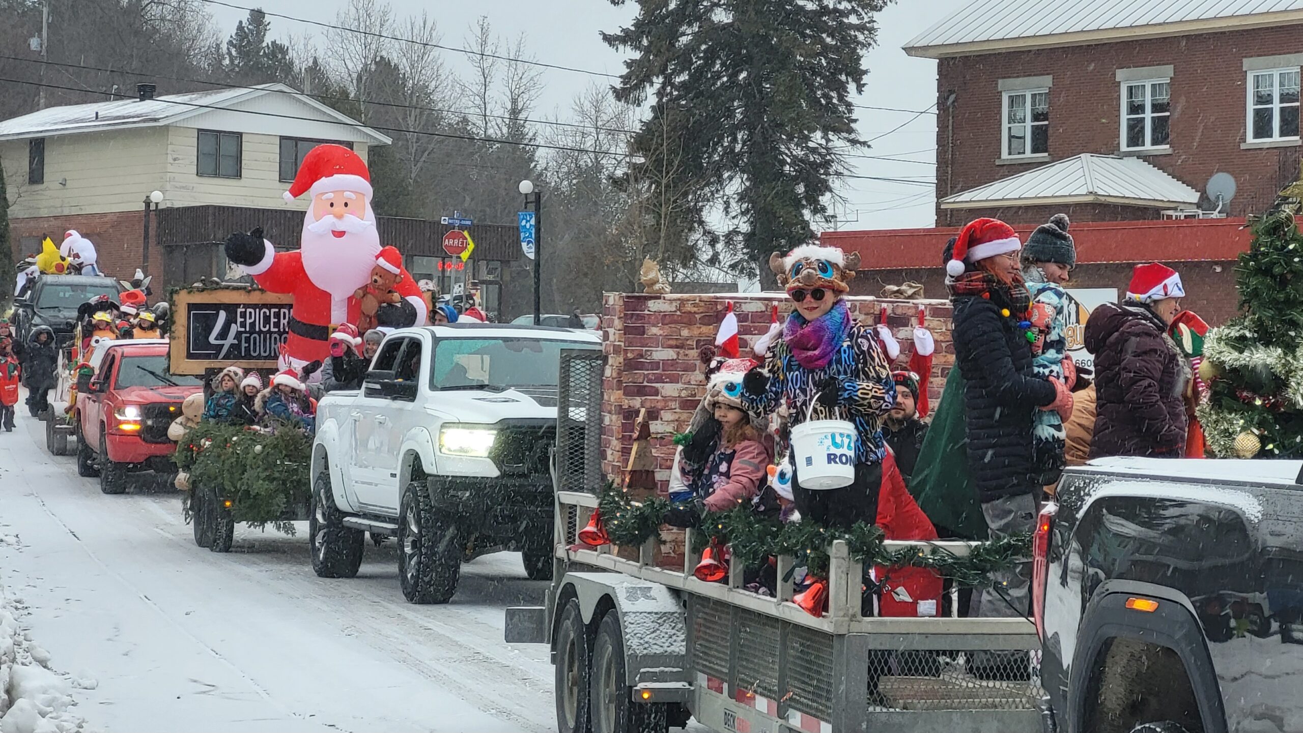 Le Père Noël attire les foules à sa parade dans les rues de Maniwaki CHGA