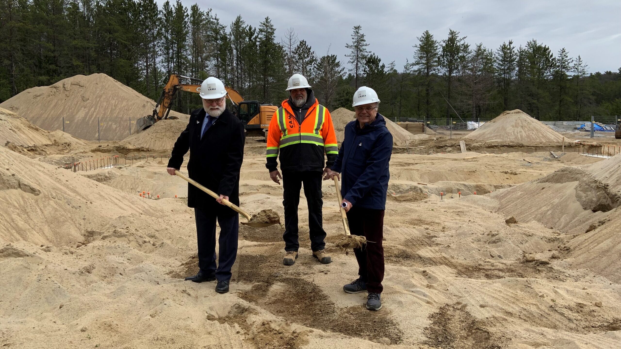 Première pelletée de terre du futur garage municipal de Kazabazua CHGA