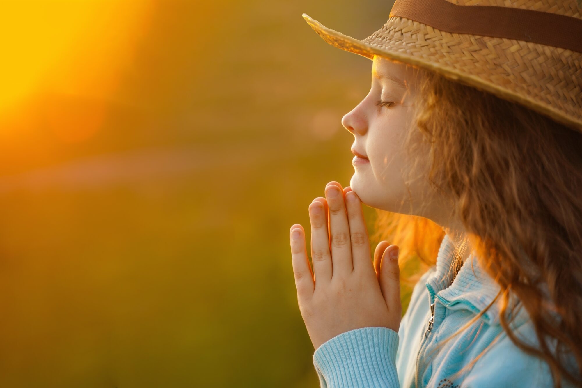 Petite fille en recueillement espérance
