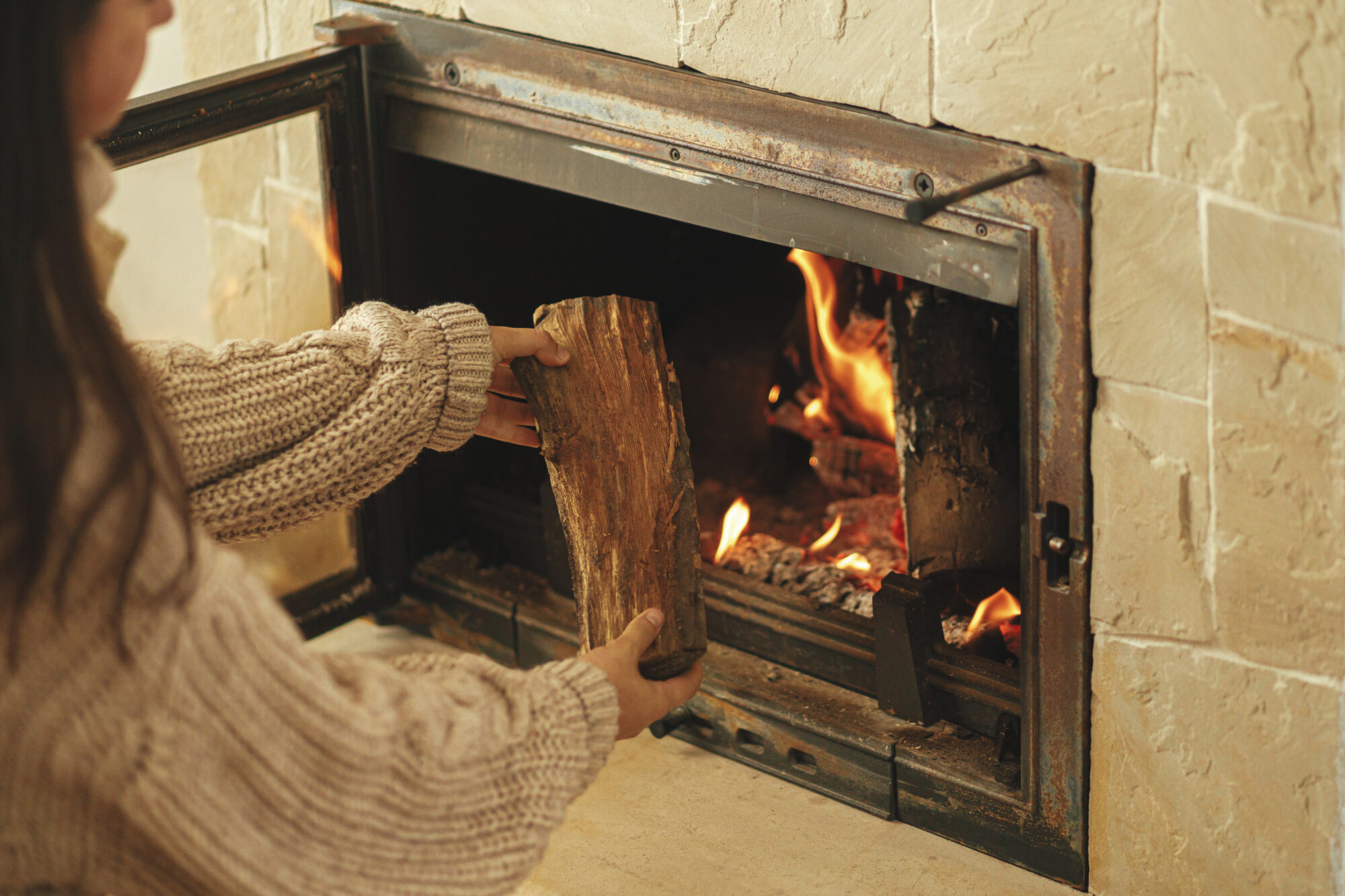Foyer bois bûche femme