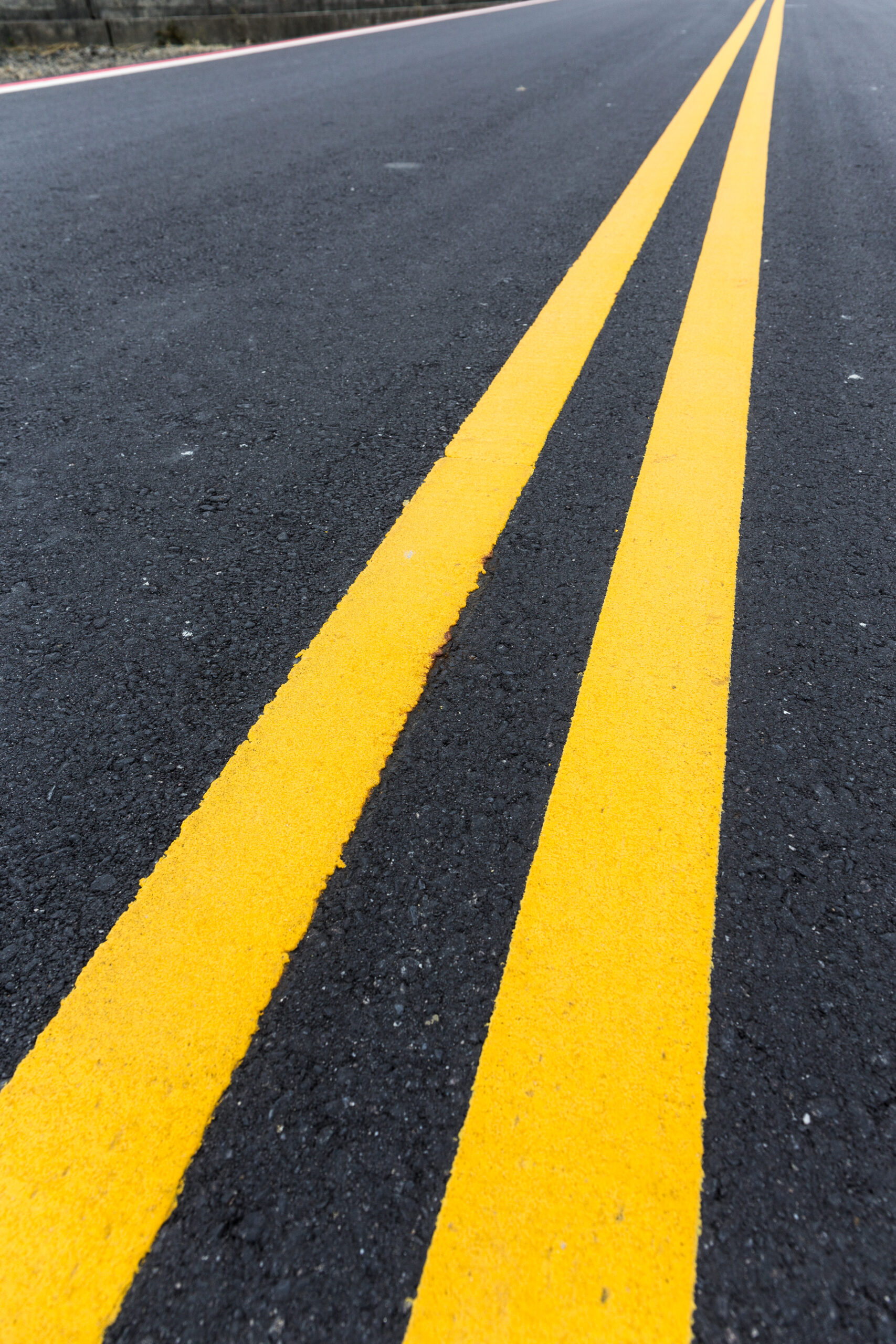 route asphaltée avec marquage double ligne jaune