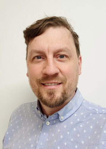 Photo de face de David Marshall, vice-président, Développement durable – gouvernance et rapports chez Domtar, avec chemise bleu pâle