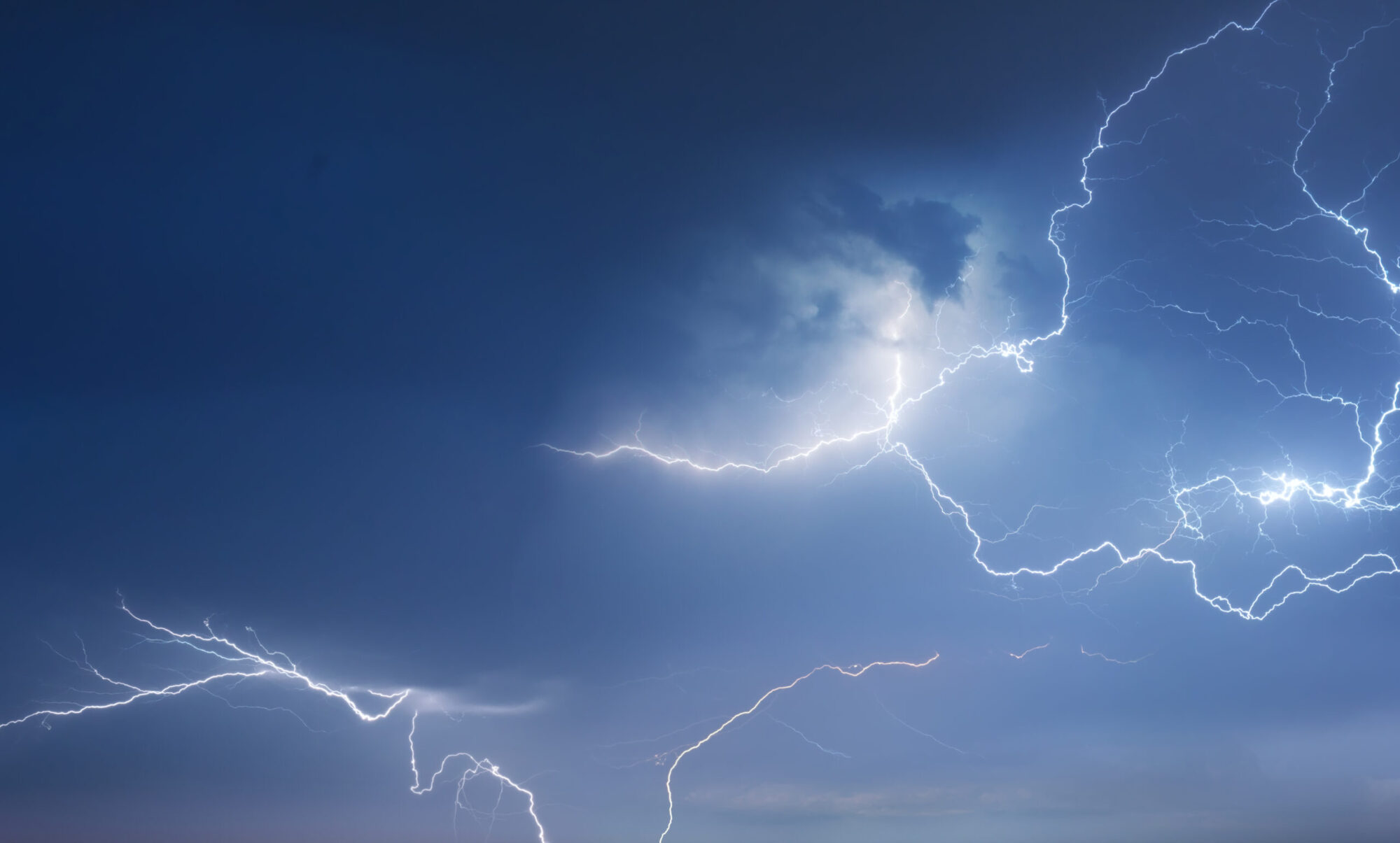 Des éclairs sur fond de ciel d'orage.