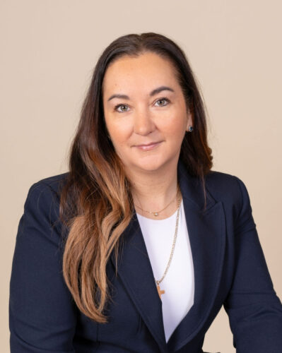 Photo conseillère municipale de Low, Brandy Killeen, cheveux bruns longs, veston bleu marin et chandail blanc et chaîne en or au cos