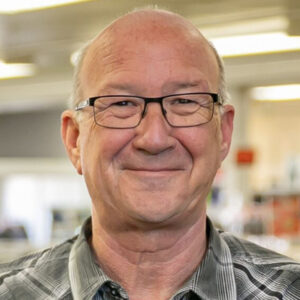 Paul Hubert, 67 ans, propriétaire du magasin J.O. Hubert de Maniwaki, lunettes noires, chemise grise, cheveux blancs