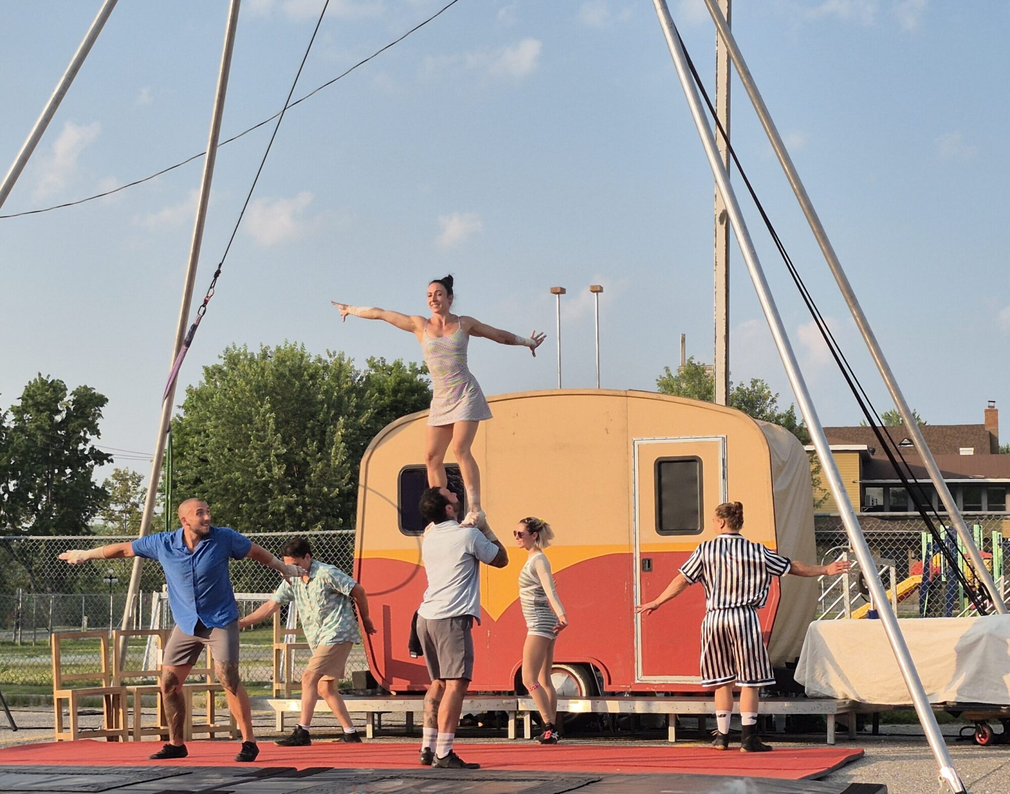 Groupe d'acrobates entrain de performer.