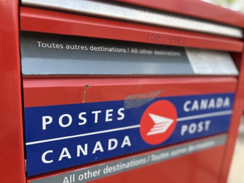 Une boîte postale de Postes Canada.