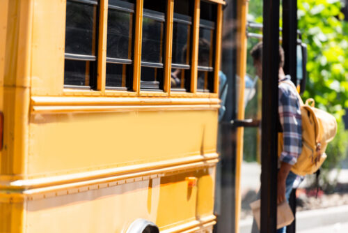 Un élève monte à bord d'un autobus scolaire.