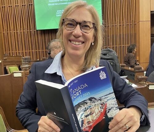 Une femme à la chambre des Communes du Canada tient dans ses mains une copie du budget 2025 déposé par le gouvernement fédéral.