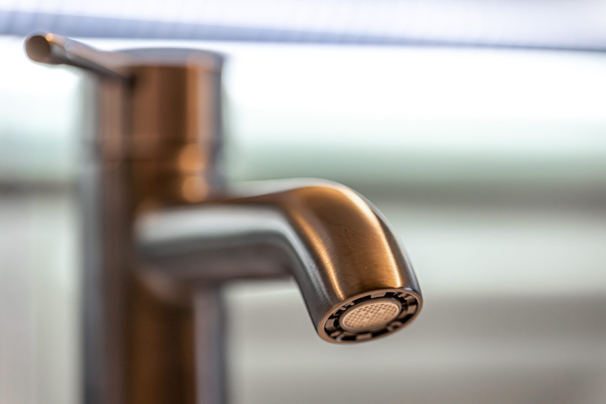 Gros plan sur un robinet de cuisine.