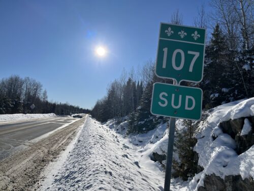 Panneau signalisation route 107 hiver février 2026.