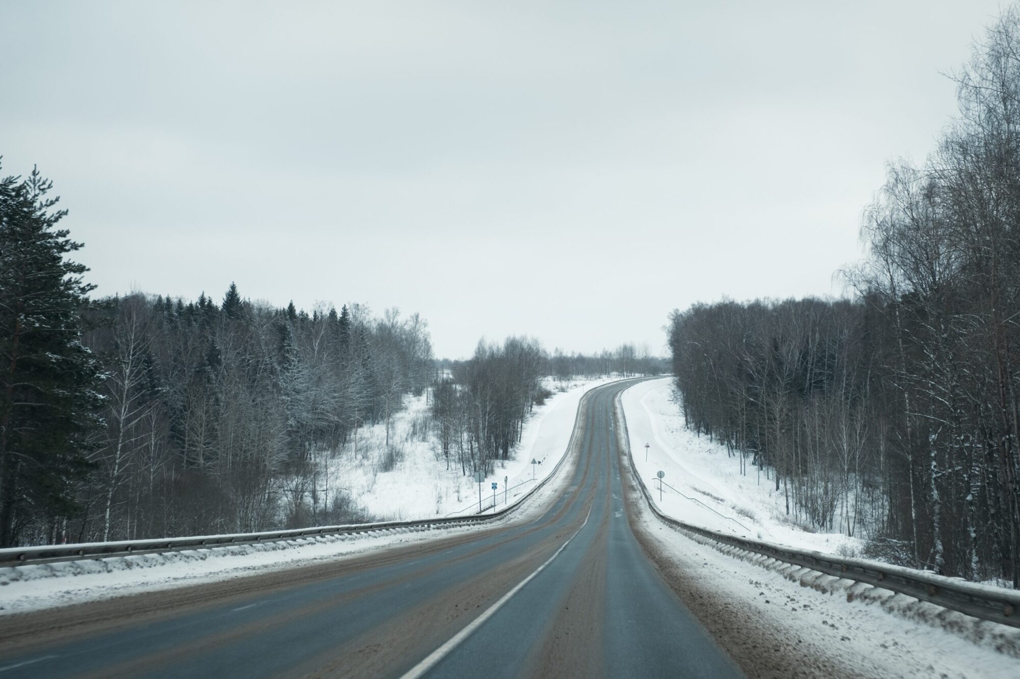snowfall-on-a-winter-road-2026-01-08-07-36-52-utc