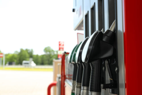 Des buses à carburant sont prêtes à servir dans une station service.