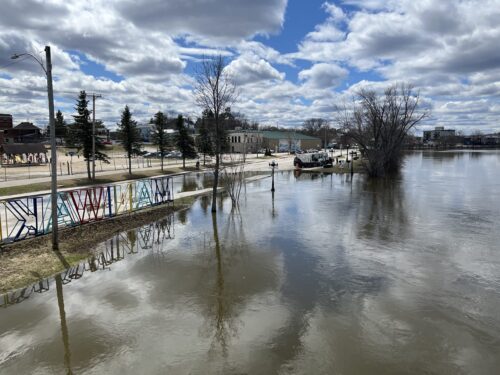 Iondation quai rue Oblats Maniwaki rivière Désert printemps 2026 crédit CHGA FM Simon Dominé
