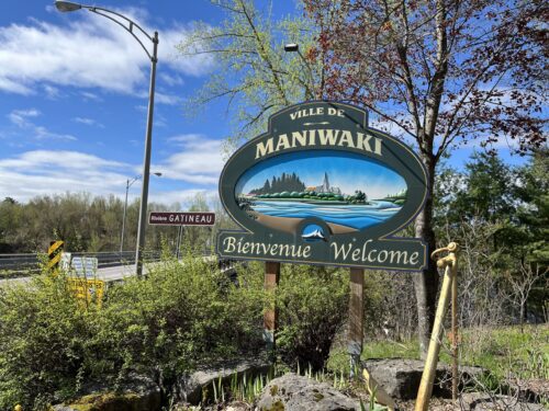 Pancarte accueil Maniwaki 1 mai 2026 crédit CHGA FM Simon Dominé