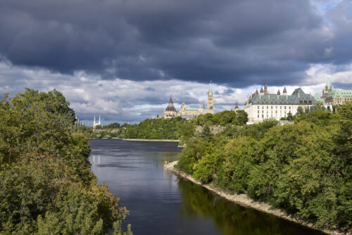 Vue de la rivière des Outaouais durant la période estivale dans le secteur du parlement à Ottawa avec un ciel variable.