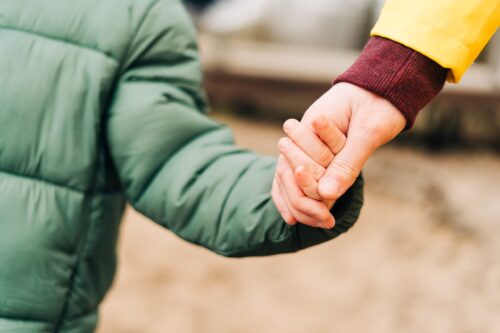 Enfant, parent, main, accompagné, soutien