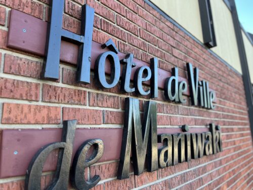 Hôtel de ville Maniwaki juin 2026 crédit CHGA FM Simon Dominé