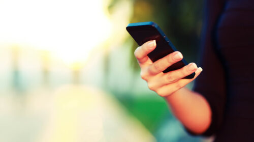 Mains femme téléphone cellulaire crédit Envato