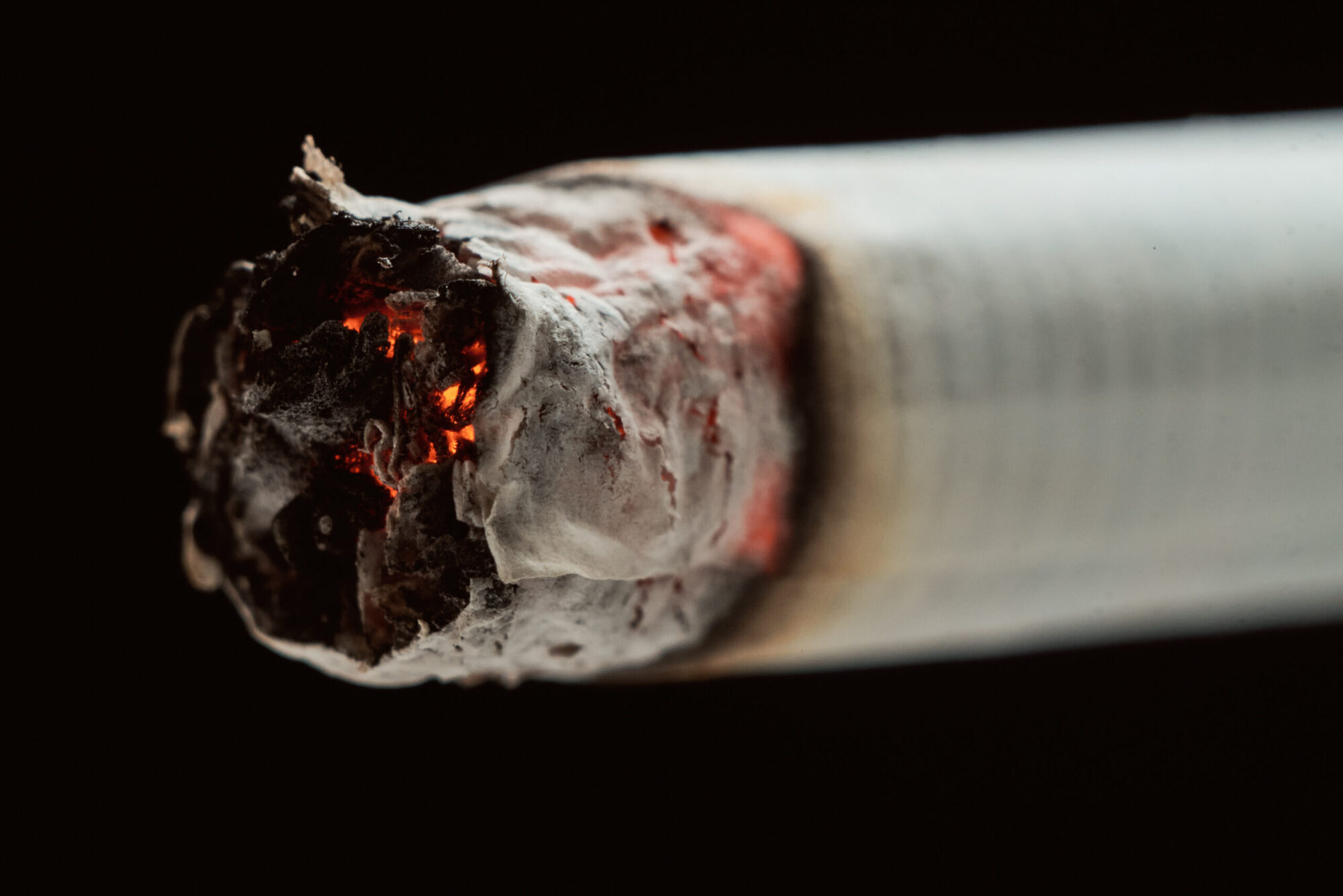Une cigarette en train de se consumer.