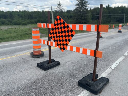 Pancarte panneau chantier circulation alternance route 105 été crédit CHGA FM Simon Dominé