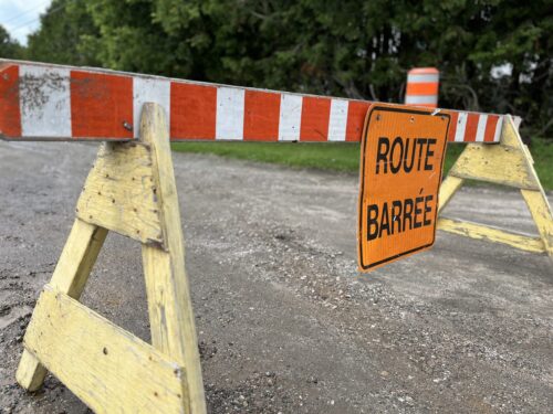Panneau pancarte chemin route barrée fermeture crédit CHGA FM Simon Dominé