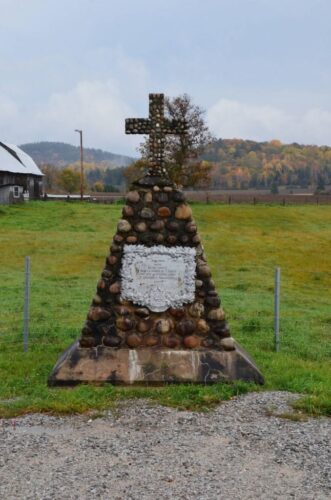Plaque commémorative sur la croix patrimoniale de Gracefield