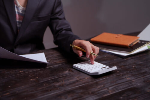 business-calculation-with-calculator-and-pen-on-de-2026-01-09-00-04-42-utc (1)