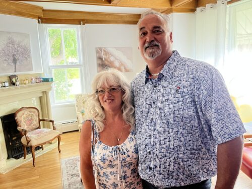 Linda Canuel et Stéphane Dompierre, à l'intérieur d'un salon du Gîte Centenaire à Maniwaki, août 2026.