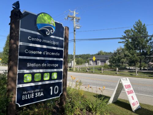 La pancarte qui indique la direction du centre municipal, de la caserne d'incendie et de la station de lavage, à Blue Sea.