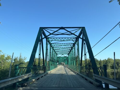 Le pont de fer de Bouchette en été.