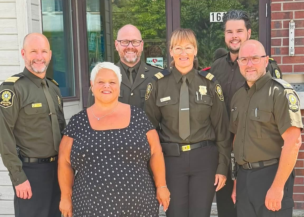 La préfète de la MRC de La Vallée-de-la-Gatineau, Chantal Lamarche, avec des officiers de la Sûreté du Québec.
