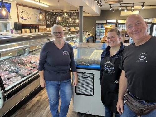 Linda Roy, Maxim Raymond et Jean Lafrenière, lors de l'ouverture de La Poissonnerie le long de la route 105 à Gracefield, septembre 2026.
