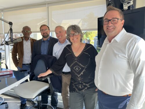 De gauche à droite: le conservateur Bertin Aboussou, le péquiste Raphael Déry, le libéral David Logue, la solidaire Emmanuelle Tremblay et le caquiste William Robertson.