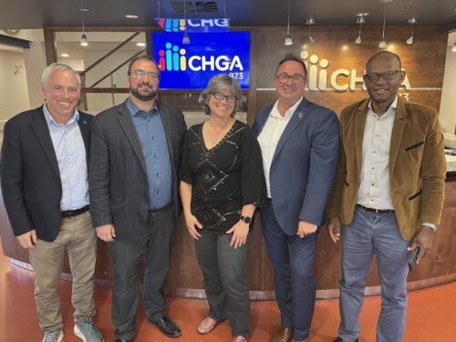 Le libéral David Logue, le péquiste Raphael Déry, la solidaire Emmanuelle Tremblay, le caquiste William Robertson et le conservateur Bertin Aboussou.