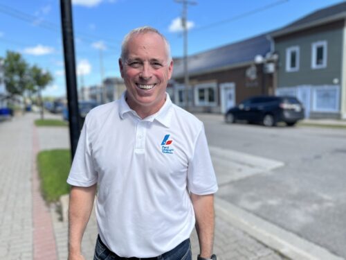 David Logue, candidat pour le Parti libéral du Québec, en septembre 2026 à Maniwaki.