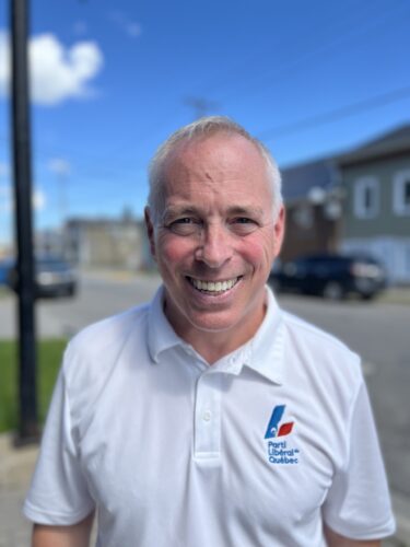 David Logue, candidat pour le Parti libéral du Québec, en septembre 2026 à Maniwaki.