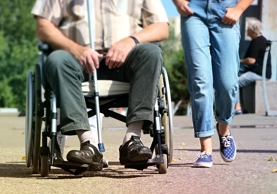 aidants-naturels-aîné fauteuil roulant